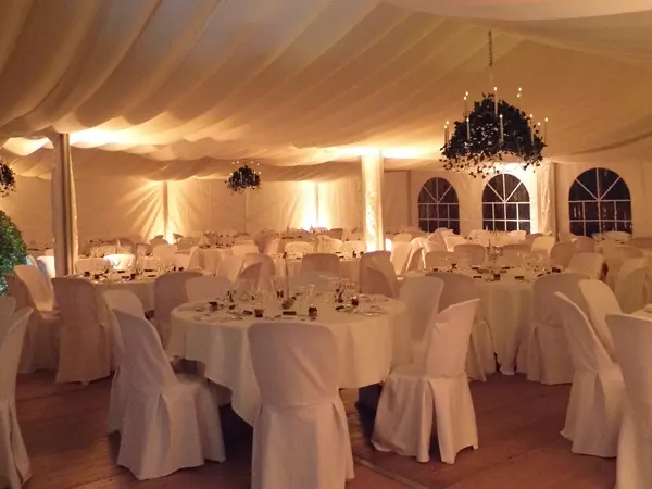 Salle de mariage dressée, nappes blanches