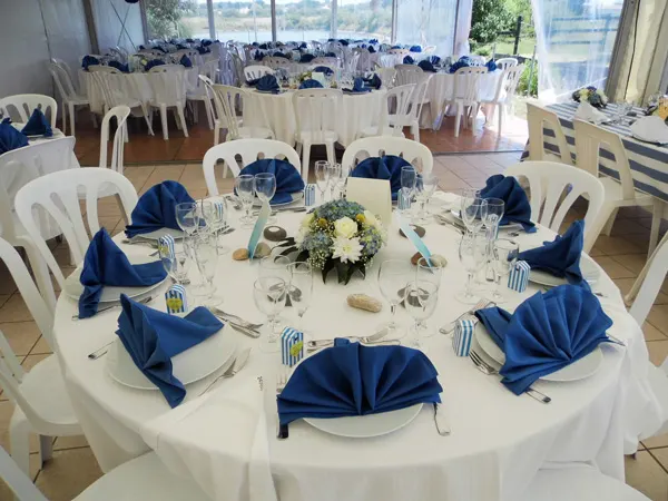 Tables rondes aux serviettes bleues