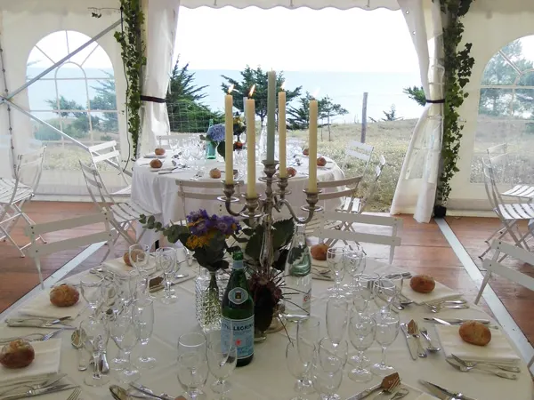 Réception sous tente, tables fleuries
