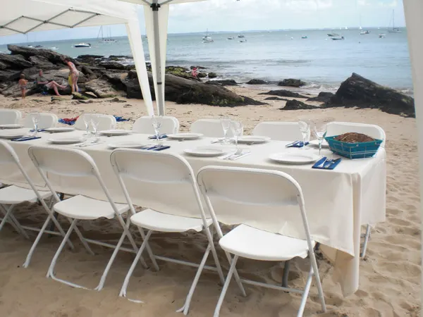 Table dressée sur la plage
