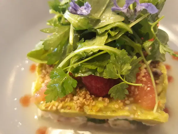 Salade composée aux fleurs