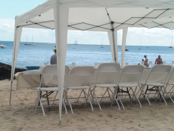 Table dressée sous une tente au bord de la mer
