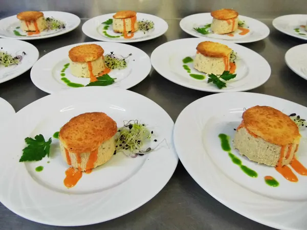 Assiettes dressées en cuisine