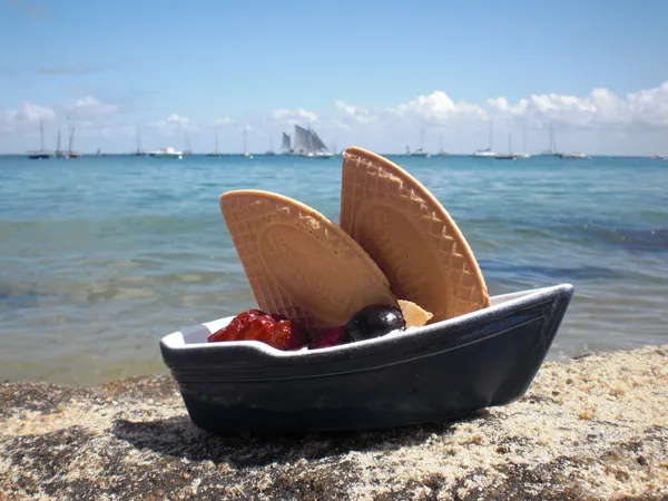 Barque de biscuits au bord de l'eau
