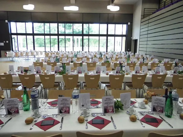 Grande salle équipée pour un repas d'assemblée